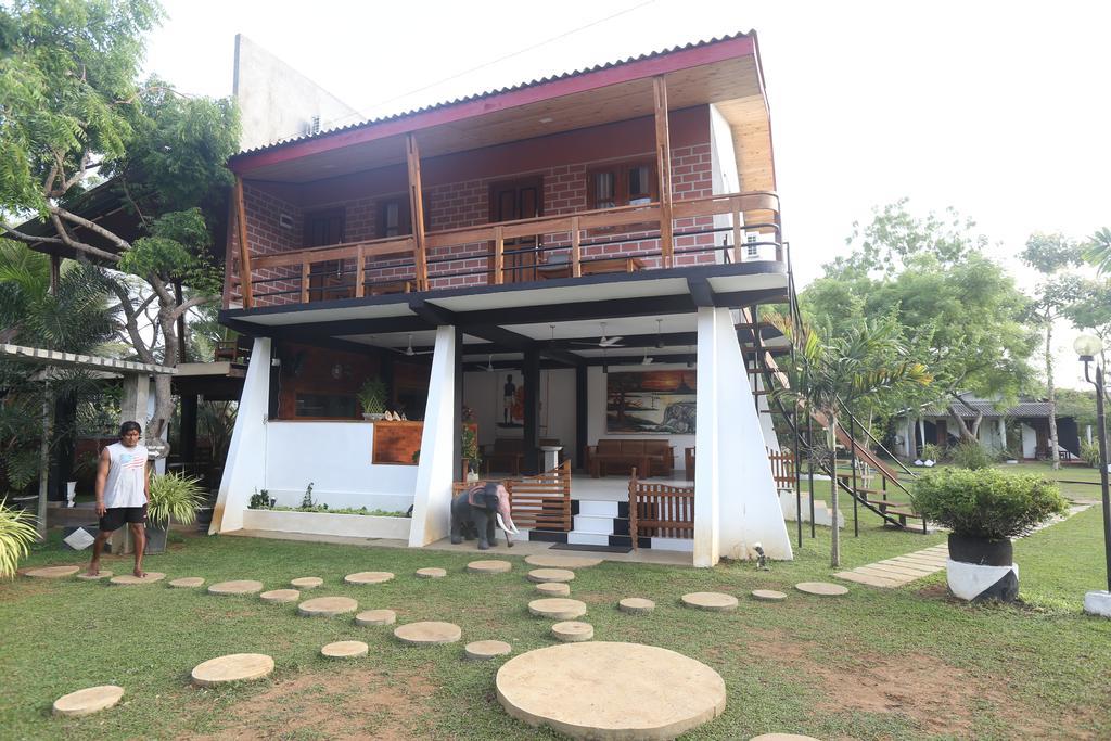 Eco Hotel Black&White - Anuradhapura Mihintale Exterior foto