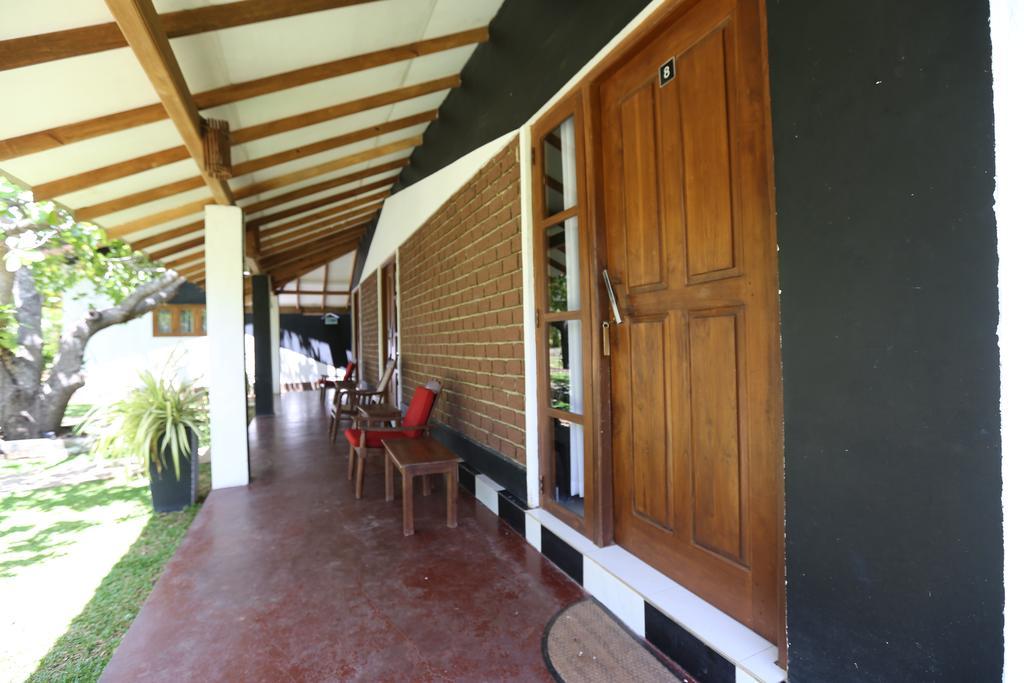 Eco Hotel Black&White - Anuradhapura Mihintale Exterior foto