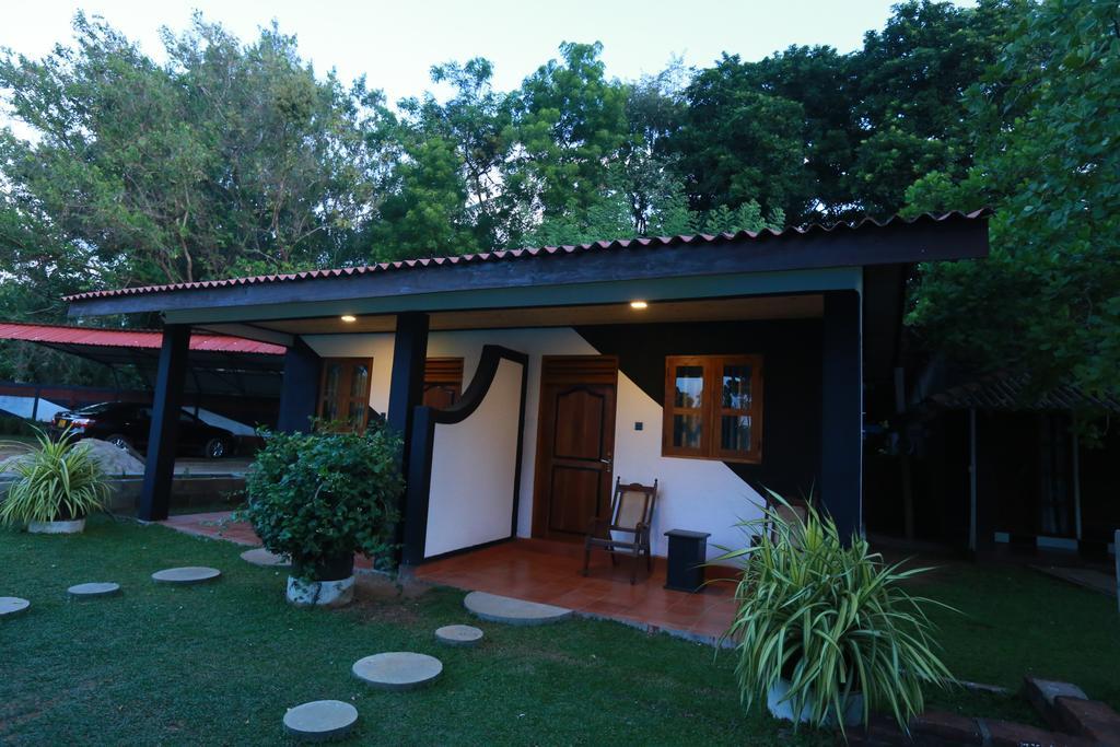Eco Hotel Black&White - Anuradhapura Mihintale Exterior foto