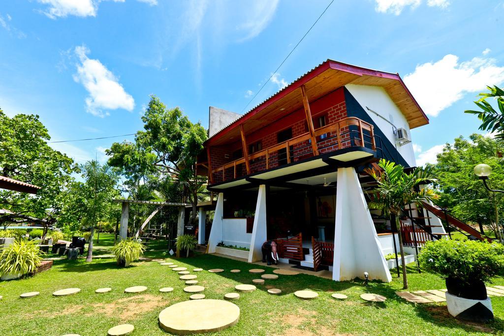 Eco Hotel Black&White - Anuradhapura Mihintale Exterior foto