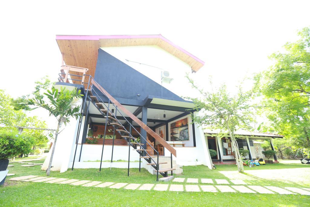 Eco Hotel Black&White - Anuradhapura Mihintale Exterior foto